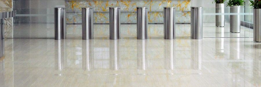 Hvordan rengør man et marmorsplitgulv?